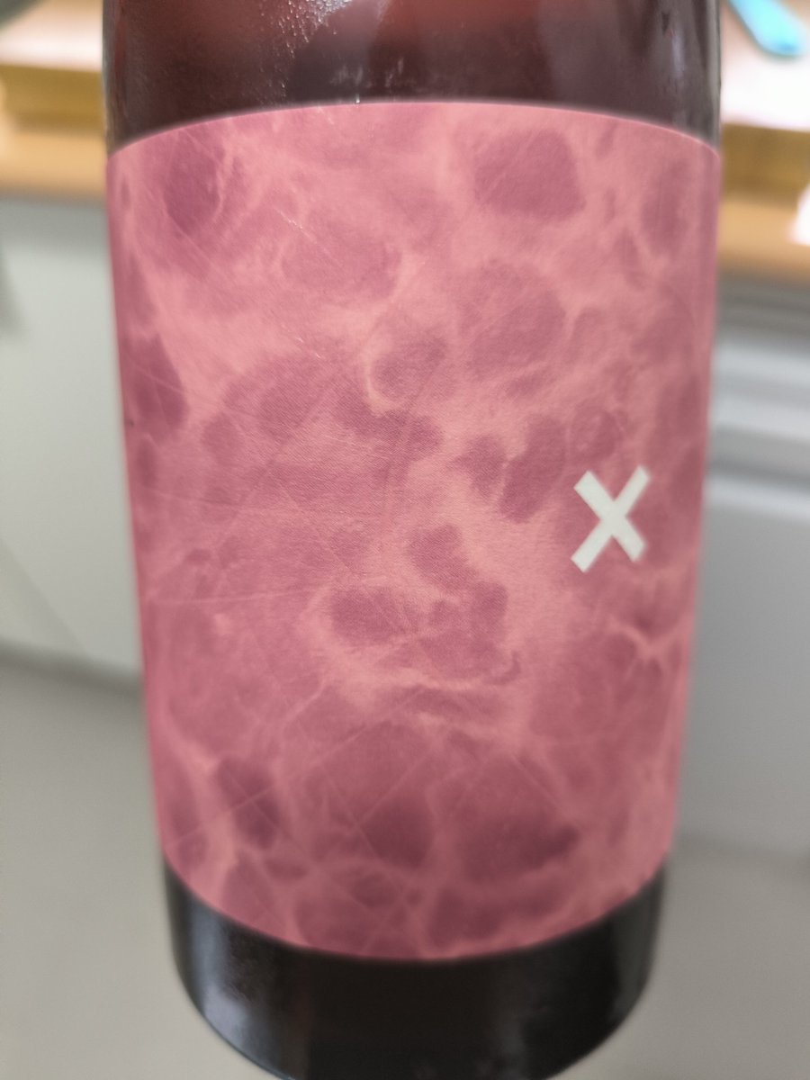 Primera botella, y no ha habido Tetas. Qué color más bonito, y qué fácil de beber... Zorionak <a href="/elretrogusto/">Ana - El retro 🍷🍺</a> , <a href="/UrkoBR/">Urko</a> , <a href="/gmauleon/">Gorka Mauleon</a> y <a href="/moyaluis7/">Luis Moya Tortosa (LMTWines)</a> !  Así el sábado se ve de otra manera!