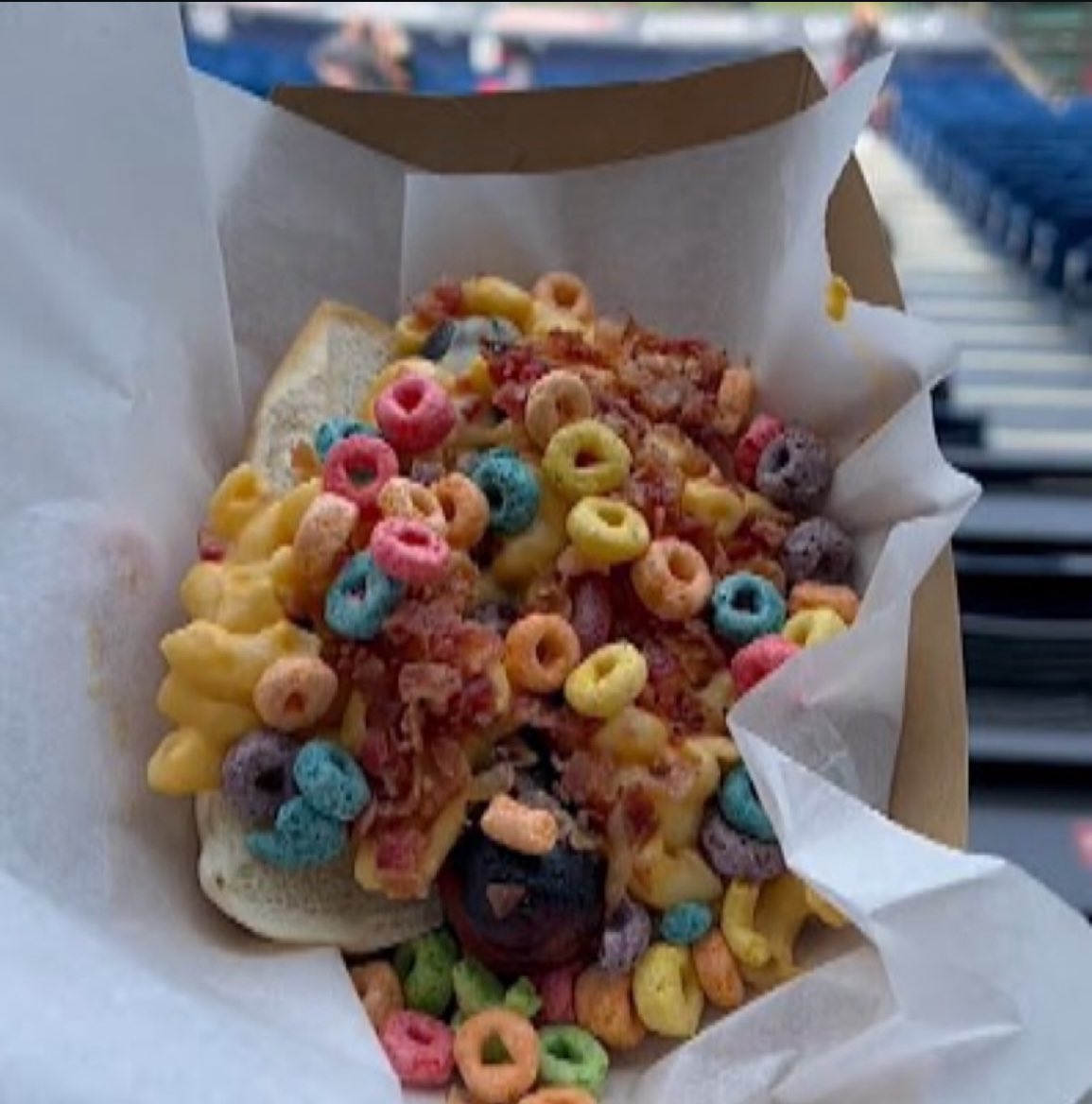 SportScran's tweet image. Slider dog - Hot dog, mac n cheese, crispy onions and fruit loops at @cleguardians 

💵 $11 (£8.33) ⚾️