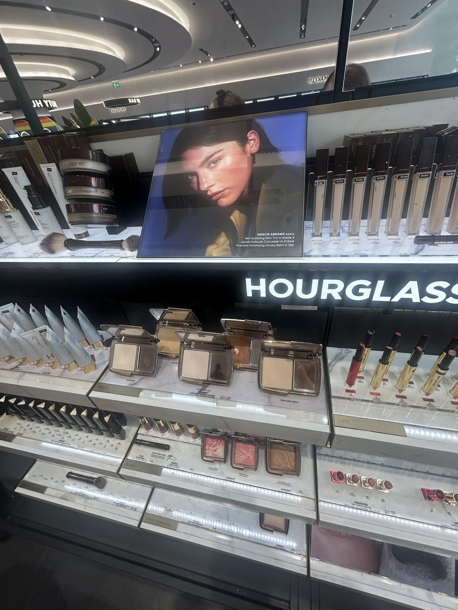 lightburnedout's tweet image. our stargirl spotted in sephora! ⭐️⭐️ @gracieshq