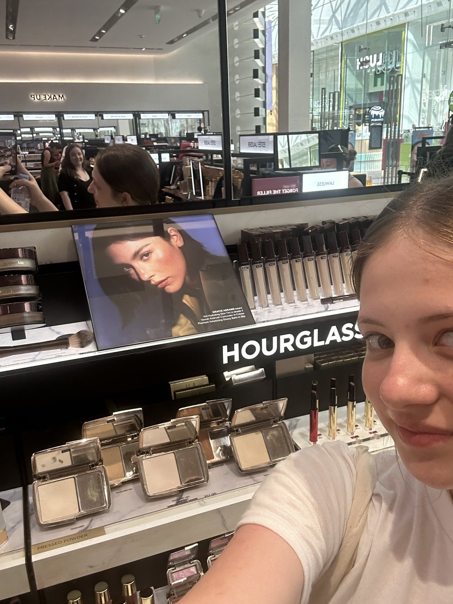 lightburnedout's tweet image. our stargirl spotted in sephora! ⭐️⭐️ @gracieshq
