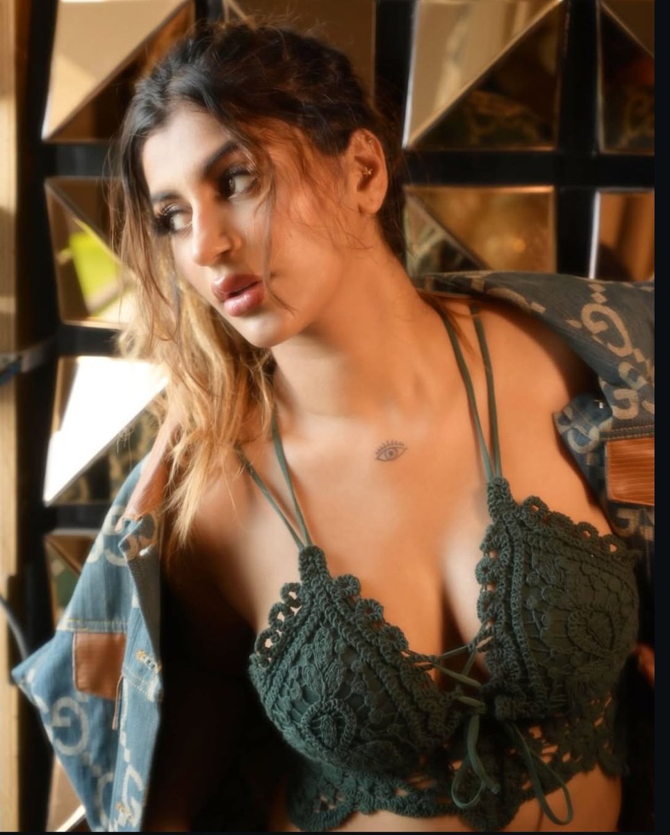 Yashika 🔥🤤

Even with two hands can't able to hold