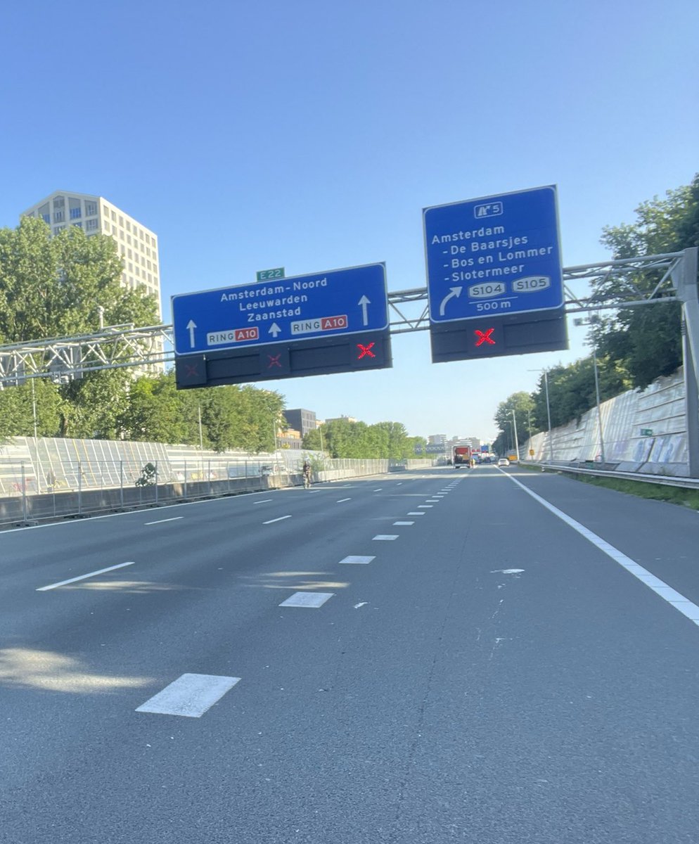 Mocht je het trouwens te heet vinden binnen, buiten of -vandaag- op de ring van Amsterdam, kom gezellig naar het letterlijk en figuurlijk coole Stadsarchief Amsterdam om de expo ‘Eén club, Eén stad, Ajax Amsterdam’ te bekijken en te beluisteren! ajaxlife.nl/articles/2025/… #Ajax