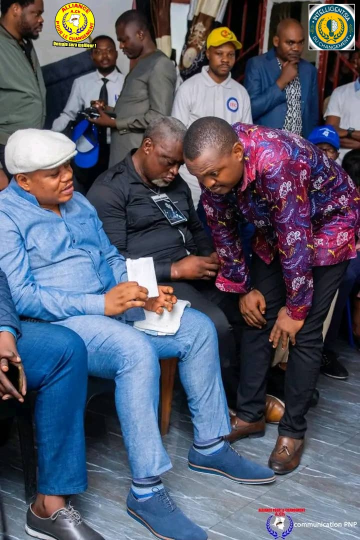 PATRICK LOKULAS ✊✍️ (@plokulas) on Twitter photo Le président national <a href="/kabund_jmkkrock/">Jean Marc KABUND-A-KABUND</a> est allé rendre visite à la famille de Kabasele Wampanga son ancien compagnon de lutte lâchement abattu par les extrémistes de son propre parti.
Un geste de cœur en mémoire de l'illustre disparu que nous saluons.
#CellcomIntelligentsia Le président national <a href="/kabund_jmkkrock/">Jean Marc KABUND-A-KABUND</a> est allé rendre visite à la famille de Kabasele Wampanga son ancien compagnon de lutte lâchement abattu par les extrémistes de son propre parti.
Un geste de cœur en mémoire de l'illustre disparu que nous saluons.
#CellcomIntelligentsia