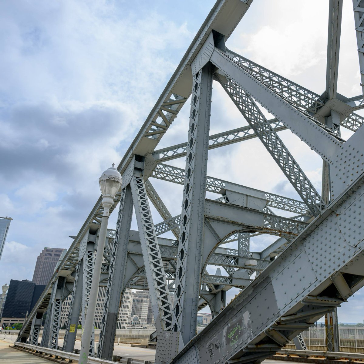 Today's the day! 🚶‍♂️🌉 Explore the historic streetcar level of the Veterans Memorial Bridge today, June 21, 10 a.m. to 6 p.m. Free admission, family activities, and epic views of CLE &amp; Lake Erie.
🎟️ Waiver required for entry: cuyahogacounty.gov/veterans-memor…