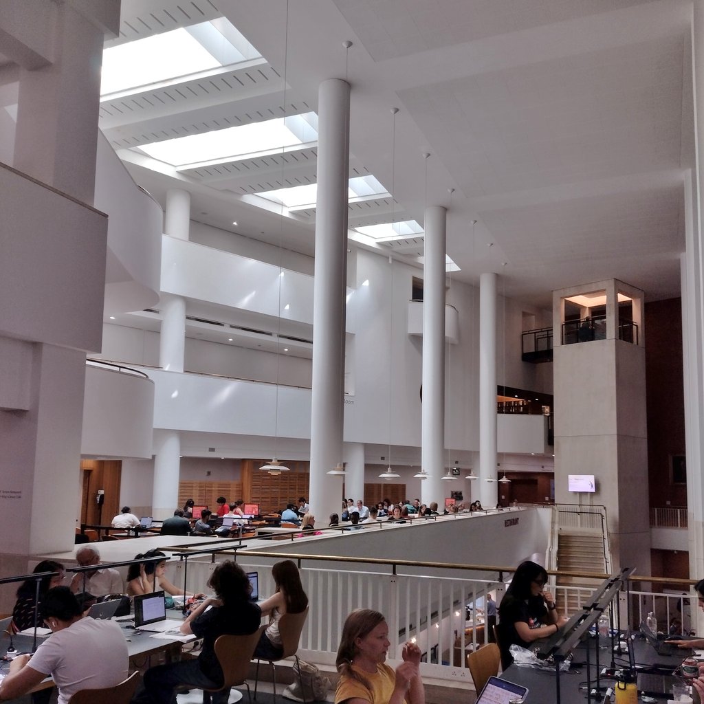 Colin St John Wilson y Mary Jane Long cierran con la British Library el siglo XX londinense, tras largas polémicas. El resultado es espectacular, con espacios de gran riqueza, arte público incorporado, programa muy completo... Un festín de #arquitectura