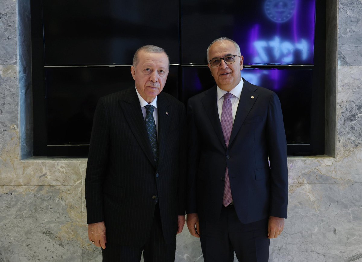 Voleybol Milletler Ligi’nde yoluna namağlup devam eden Filenin Sultanları’nı kabul eden, Cumhurbaşkanımız Sayın Recep Tayyip Erdoğan’a teşekkürlerimi sunuyorum.

Türk voleybolunda yakaladığımız tarihi başarılarda Cumhurbaşkanımızın desteğini her zaman yanımızda hissediyoruz.