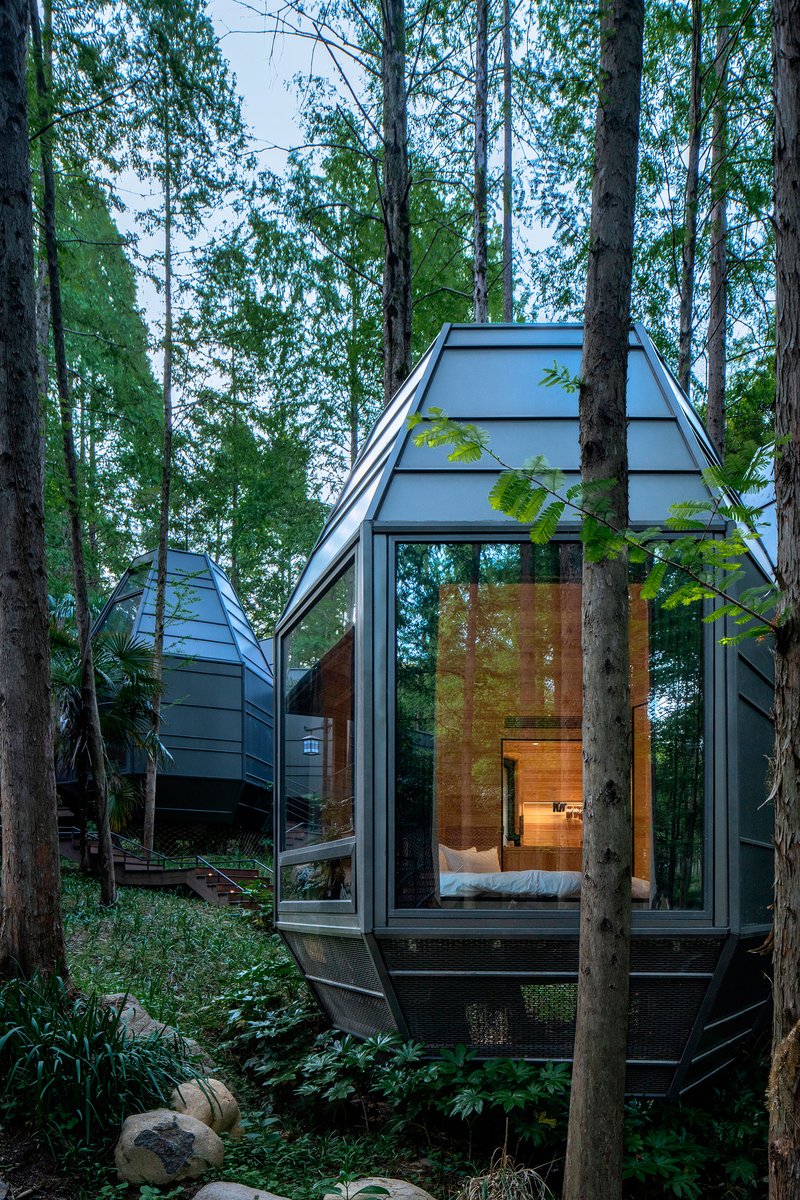 METALOCUS's tweet photo. El estudio de arquitectura GLA Architects ha sido el encargado de proyectar el hotel Dongmingshan Senyu, en el  parque Dongmingshan Forest de Hangzhou, al este de China. Se trata de  una serie de cabañas en un entorno rural, rodeadas de metasequoias y  arboledas de bambú. Un refugio que pretende acercar al visitante a un  contacto más directo con la naturaleza, que le permita disfrutar de un  espacio alejado de la gran urbe.
https://t.co/1w1qPoh37b
Inhabiting the forest. Dongmingshan Senyu Hotel by GLA Architects
https://t.co/oUkZFeRHvQ