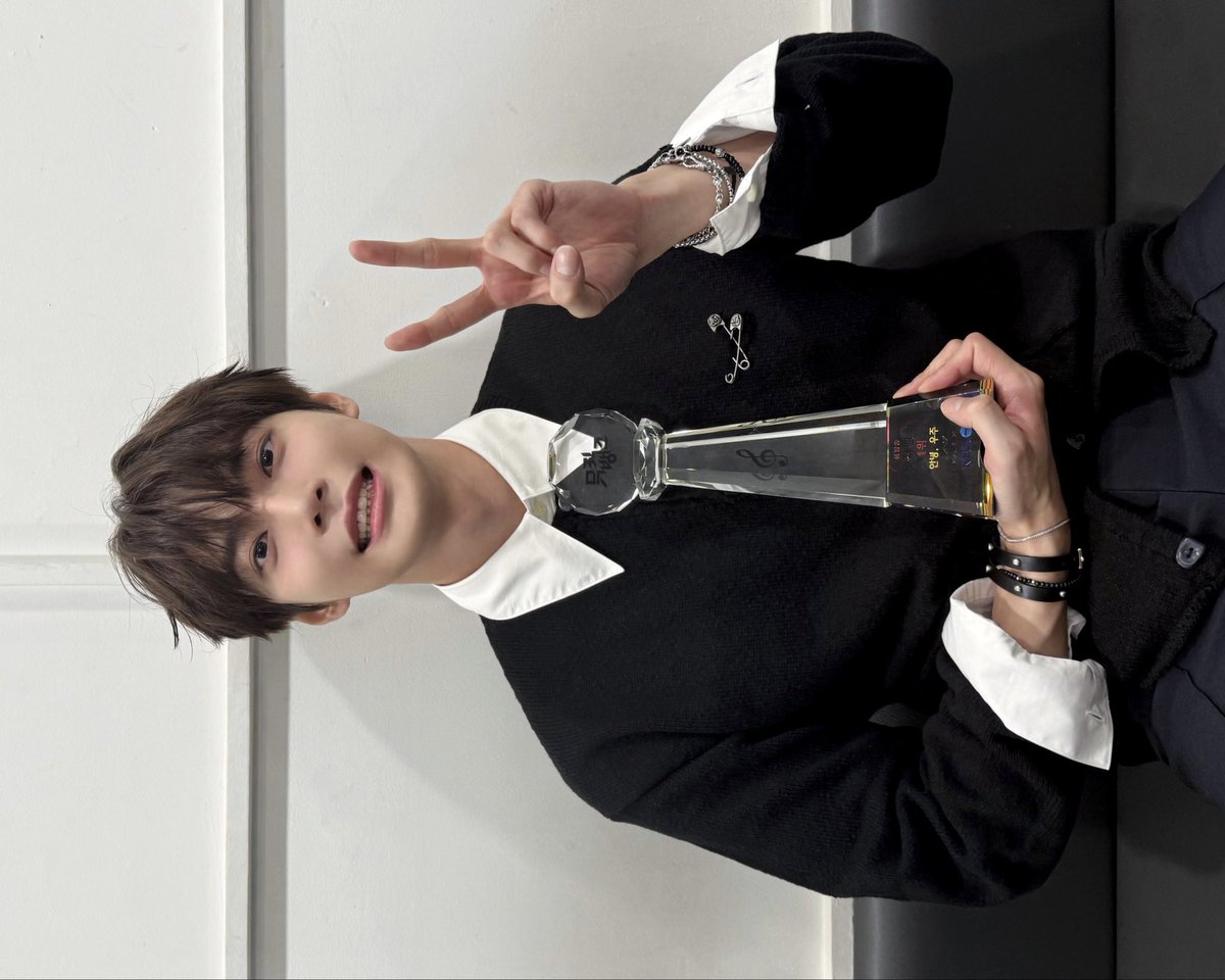 glow_do0's tweet photo. 내 가수는 1위 가수 도영🩵
너무너무 축하해🏆
도영아, 우릴 믿고 날아오르자🪽 https://t.co/44Agb71cyq