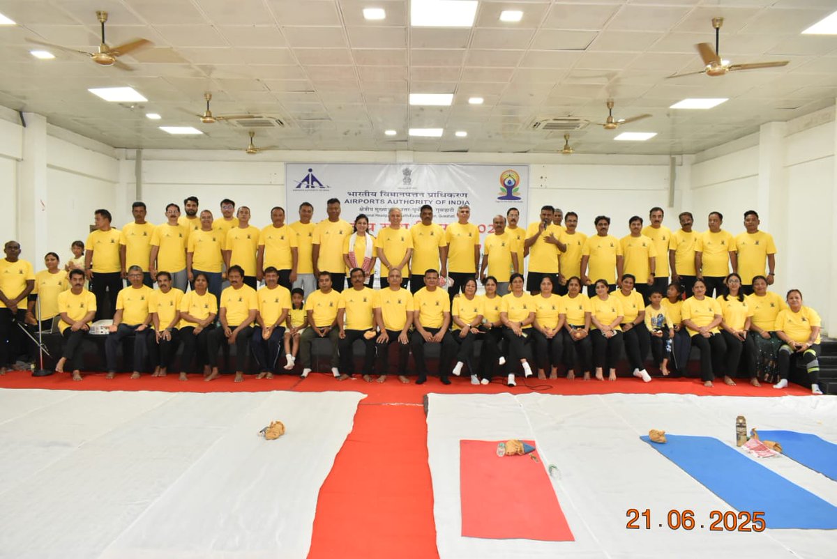 #योगदिवस के वैश्विक उत्सव में शामिल होते हुए, #AAI RHQ-NER ने #योगसंगम मनाया। प्रतिभागियों ने <a href="/moayush/">Ministry of Ayush</a> द्वारा विकसित 'कॉमन योग प्रोटोकॉल' का ईमानदारी से पालन किया। AAI सामुदायिक केंद्र स्थल ने वास्तव में #YogaForOneEarthOneHealth की भावना को प्रतिबिंबित किया। <a href="/MoCA_GoI/">MoCA_GoI</a>
