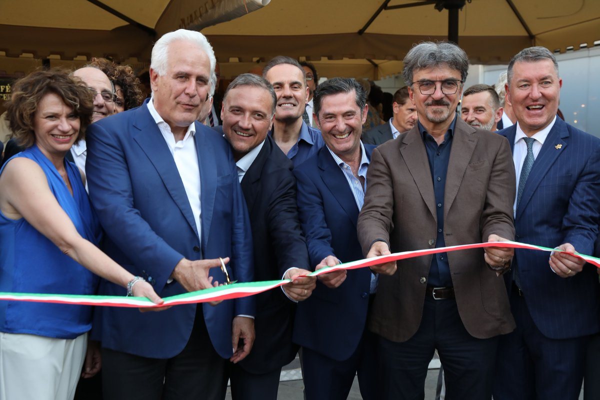 Taglio del nastro all'inaugurazione di Toscana Arcobaleno d'Estate al caffè storico di #Firenze "Giubbe Rosse" 🫶
🌞 Che l'estate abbia inizio!
bit.ly/Arcobaleno25

ph. Confcommercio FiAr - Firenze