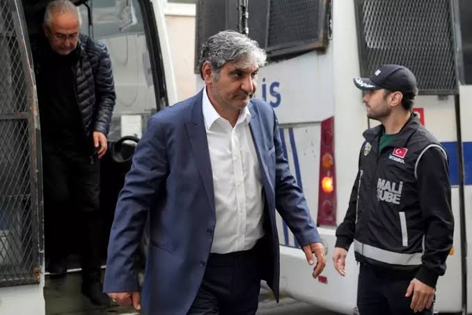 İBB soruşturması kapsamında tutuklanan eski CHP Milletvekili Aykut Erdoğdu, Uğur Dündar’a yazdığı mektupta Silivri Cezaevi'ndeki koşullarını anlattı:

“İki hafta boyunca tuvaleti taşan, mutfağı taşan bir lağımın içinde yaşamak ve burayı temizlemek zorunda kaldım.

Birbirimizi