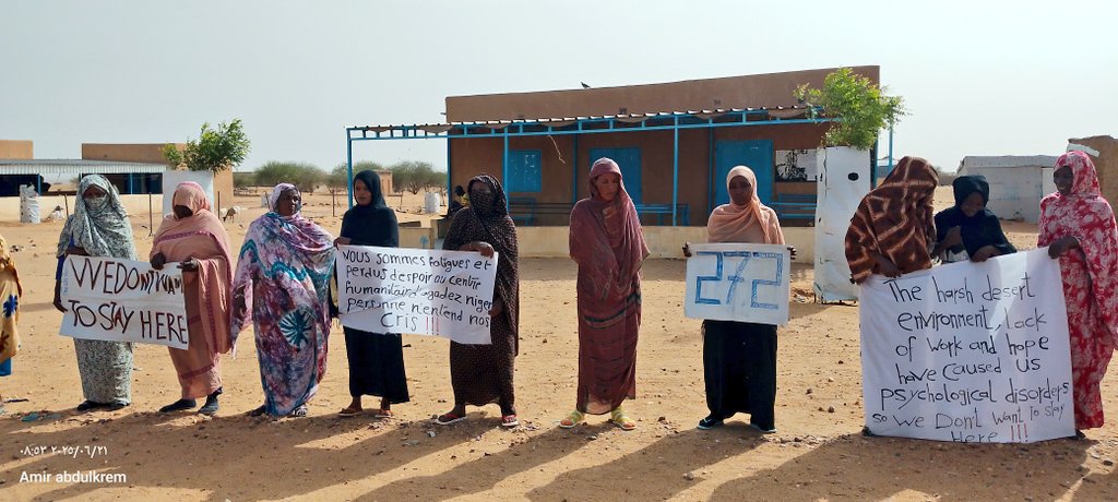AbdulkremA61859's tweet photo. #WorldRefugeeDays
272 Days
#Keep_your_eye_in_Agadez
Protest in front of the UNHCR office in Agadez https://t.co/uqRgC4QWX1