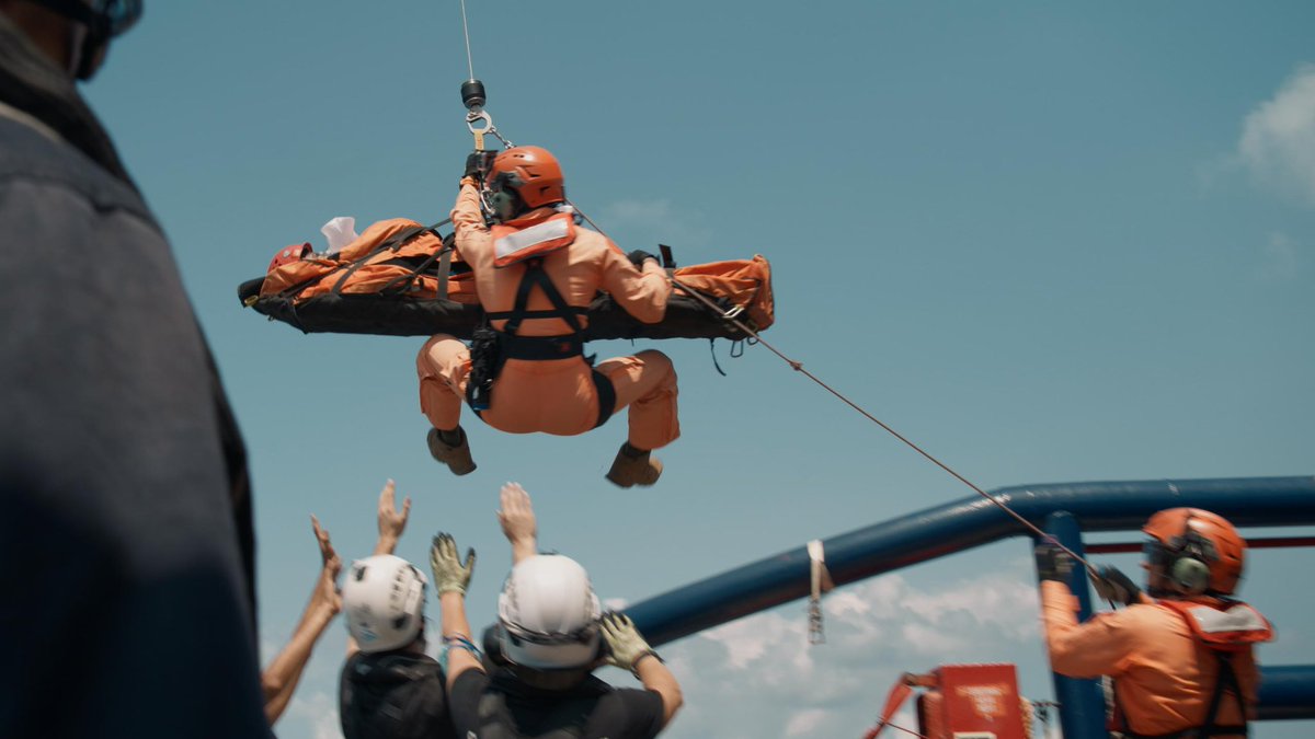 Esauste, infreddolite e con ustioni da carburante, vagavano alla deriva nell'oscurità finché non le abbiamo trovate e portate a bordo di #SeaWatch5. L’equipaggio sta facendo del suo meglio per prendersi cura di loro. Una donna in condizioni critiche è stata evacuata a Malta ieri.