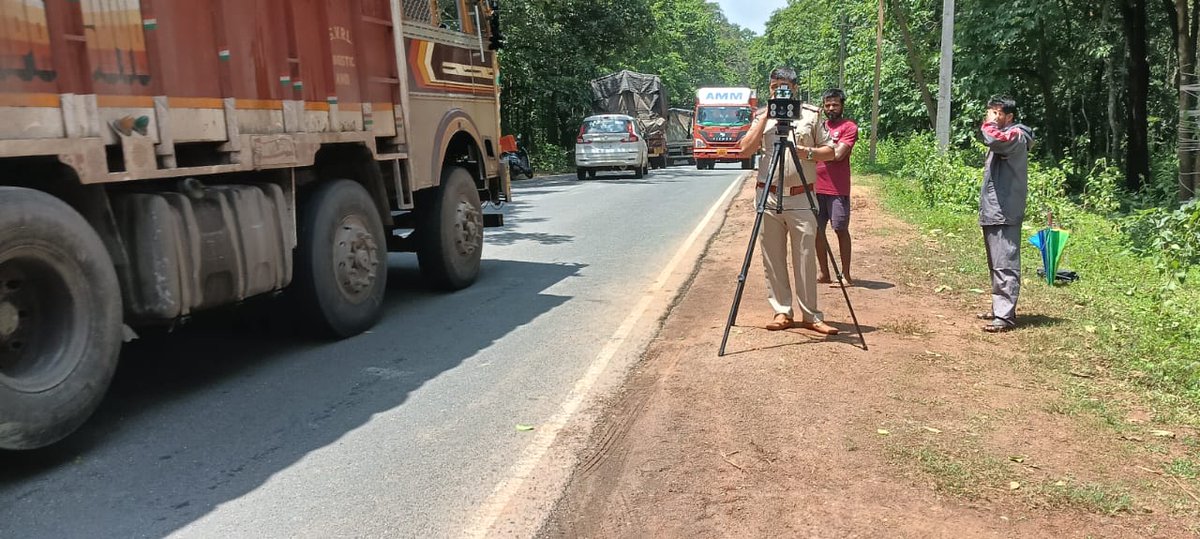YellapurPs's tweet photo. ಇಂದು  ಯಲ್ಲಾಪುರ ರಾ. ಹೆ 63 ರ ಅರಬೈಲ್ ಘಾಟ್ದಲ್ಲಿ   ನಡೆಯುತ್ತಿದ್ದ ಕಾಮಗಾರಿಯ ವೇಳೆ   ನ್ಯಾಷನಲ್ ಹೈವೆ  ಶ್ರೀ ರಾಜೇಂದ್ರ. ಶ್ರೀಸತೀಶ್ ಡಿಸ್ಲೆ ಸಹಾಯಕ ಇಂಜಿನಿಯರ್  ಸೀಮಾ, ರಸ್ತೆ ಕಾಮಗಾರಿ ಗುತ್ತಿಗೆದಾರರೊಂದಿಗೆ ಭೇಟಿ ಮಾಡಿ ಅಪಘಾತ ತಡೆಗಟ್ಟಲು ಸೂಚನಾಪಾಲಕಗಳು ಪೇಂಟಿಂಗ್, ರಂಬ್ಲೆರ್ ಸ್ಟಿಪ್ಸ್ ಗಳನ್ನು  ಹಾಕಲು ತಿಳಿಸಲಾಯಿತು@spkarwar https://t.co/VQV1WDImN7