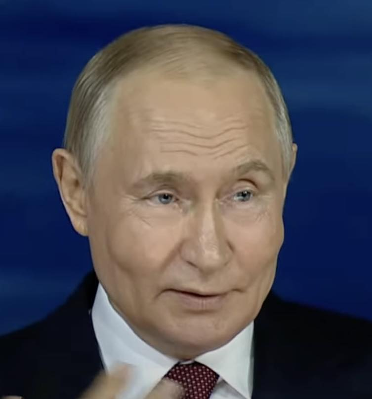 Импланты в щеках стали очень заметны. Потому что кожа вокруг стала провисать из-за возраста.
Фото-скрин выступления сегодня. ￼