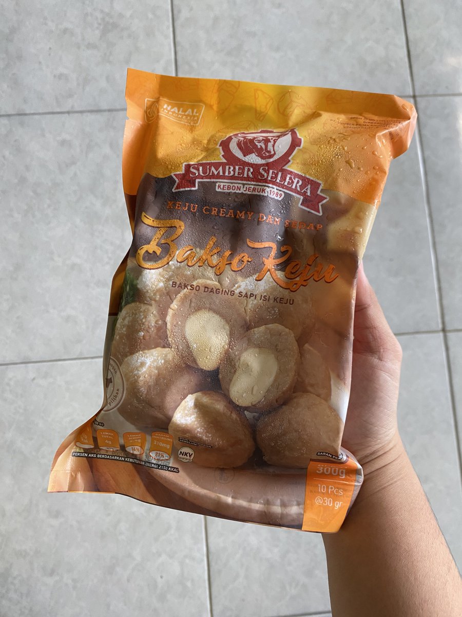 wnisekai's tweet photo. ☆ミ bakso keju mercon 🌶️🧀

#onedayoneresipi — udah dari lama pgn bakso cim00d itu, ternyata mahal & gak bisa dikirim ke domisili ku wkwk :') solusinya? BIKIN! 😭 kejunya meleleh, baksonya super meaty, bumbunya pedes & lekoh ✨

—bahan bumbu di chopper kasar;
bawang putih 3 biji
bawang merah 4 biji
cabe merah besar 3 
cabe rawit 20
—seasoning;
1/2 sdt minyak wijen
1 sdt saus tiram
1/4 sdt garam & lada
1 sdt gula pasir

1. panaskan teflon, masukkan perbumbuan yg udah di chopper kasar tadi. tumis sampe gak bau langu. tambahkan 100ml air 
2. lanjut masukkan seasoning; 1/2 sdt minyak wijen, 1 sdt saus tiram, 1/4 sdt garam & lada,1 sdt gula pasir. jangan lupa cek rasa. terus masukkan bakso keju, masak sampe bumbu tanak + dikasih minyak goreng secukupnya biar makin lekoh.

🔗 aku pake bakso keju SUMBER SELERA beli lgsg di toko frozen food 32k dapet 10 biji 😭👍 kl gak mau ribet bisa beli onglen - https://t.co/4Y9aR7Rim6