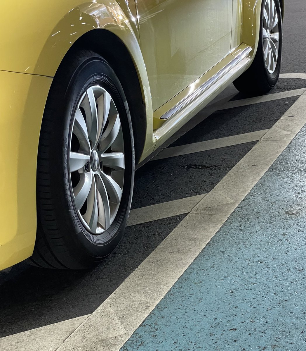 同じことを何度でも何度でも
丁寧にお願いしながら
伝え続けることが大切だと思ってる。

車椅子マークのついた駐車場の斜線は
余白ではありません。
ドアを全開にしなければ
運転席、助手席に関わらず
乗り込めないです。

どうか、どうか
斜線をまたいで停めないでください。