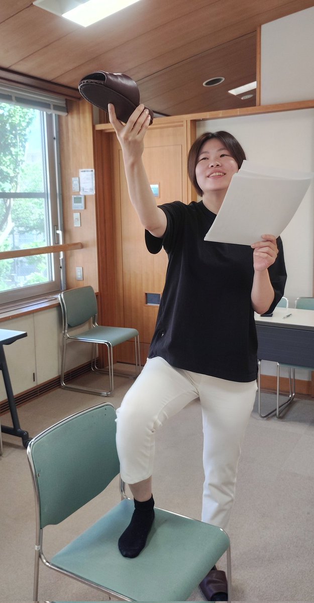 gekidanperidot's tweet photo. 本日の稽古は～
・公演予定台本読み合わせ
・読み合わせた台本の立ち稽古
・お米に関する台本の立ち稽古
の三本でした！
テンションが終始高いコメディをやり切って、大満足💮💯
スリッパを手に格好良く決めるシーン！✨
があるのかはご想像にお任せ致します😃
#ぺりどっと #劇団ぺりどっと https://t.co/3NxKd2QSJ2