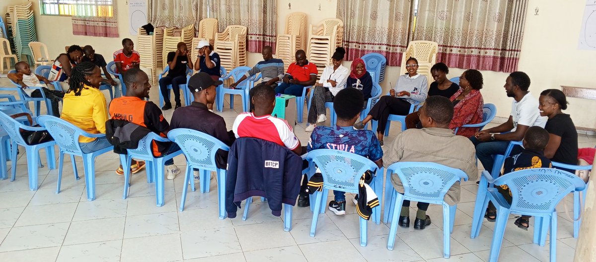 nkrjournalists's tweet photo. Nakuru Journalists Association members hit the reset button during a Wellness, Debrief &amp; Expressive Therapy Session in collaboration with @Midrifthurinet and @kivuliwellness 
#nakurujournalists #mentalwellness #mentalhealthmatters #mentalhealth https://t.co/A3IopTi9MX