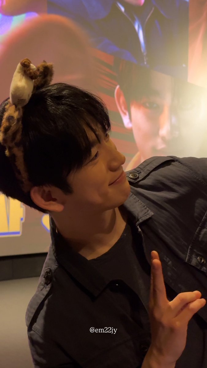 his face behind him on the big screen…..jinyoung you’re so cool

16:50 CGV용산 무대인사

#하이파이브 #박진영 #JINYOUNG