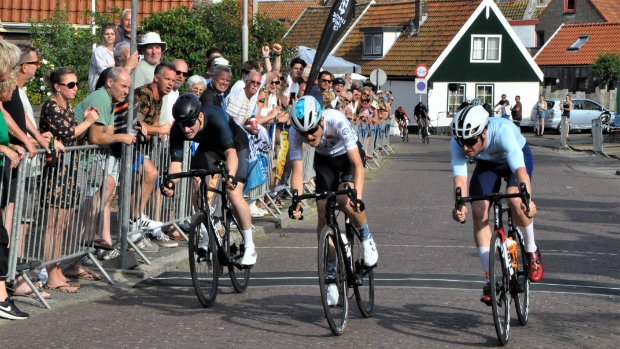 texelsecourant's tweet photo. Ronde van Oosterend in de volle zon -  https://t.co/W9G0w4zhNT https://t.co/gHcmQ8ppXf