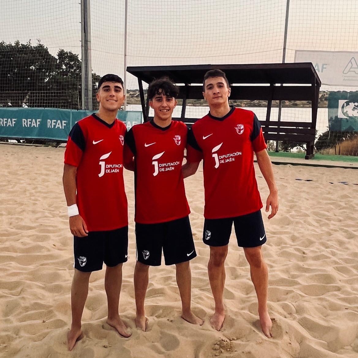 👦🏻⚽Nuestros jugadores cadetes, Fernando, Izan y Javi, están disputando el campeonato de Andalucía de fútbol playa con la selección jiennense 🏝️

!Enhorabuena! Disfrutad la experiencia 👏🏻