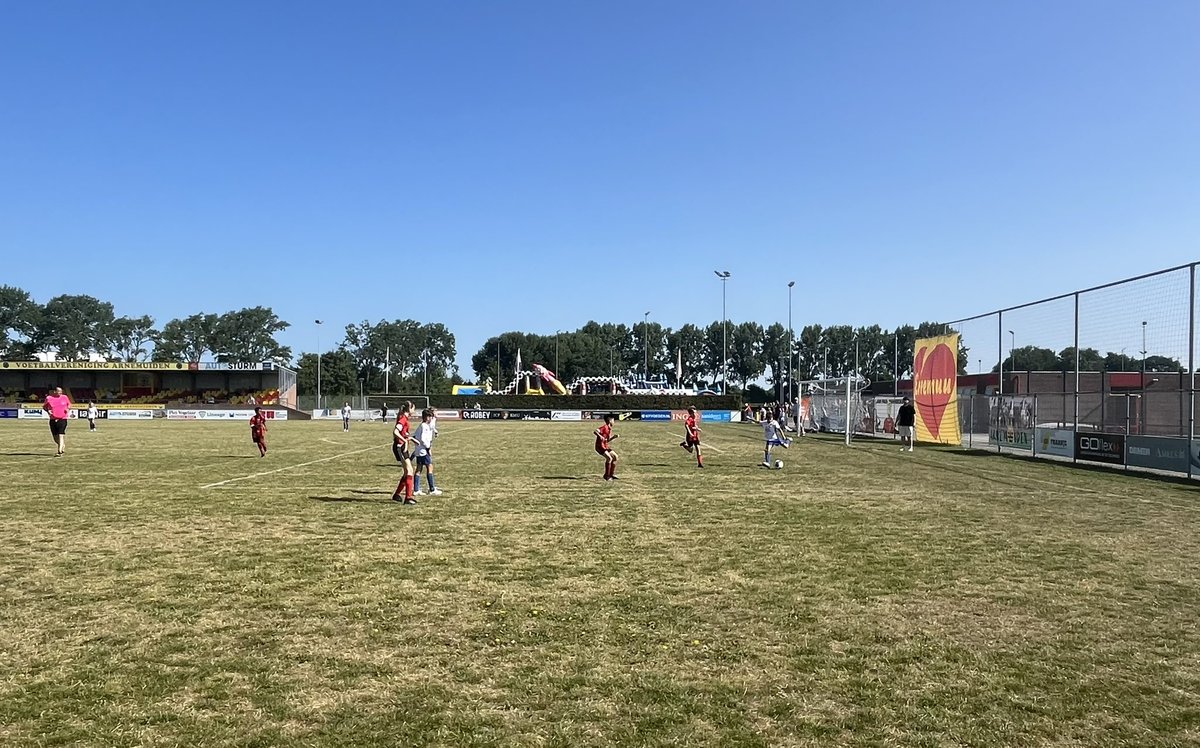 Het toernooi voor JO10 en JO11 is in volle gang! Veel leuke wedstrijden op Sportpark ‘t Hart en voldoende verkoeling tussendoor. ☀️ ⚽️