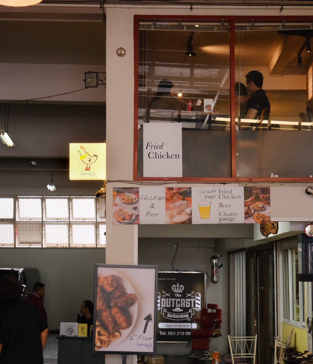 มาซ้ำรอบสองแล้ว Sandy’s ไก่ทอดแสนดี ไก่แป้งกรอบเคลือบซอสเงา ๆ จิ้มซอสดิ๊บที่เลือกได้ตามชอบ ถูกจริตมาก อร่อยทุกซอสจ่ะ ไก่ทอดกับเบียร์เย็น ๆ คือจบบบบ 🍗🍺

📍Sathorn Corner, สาทร ซ. 8