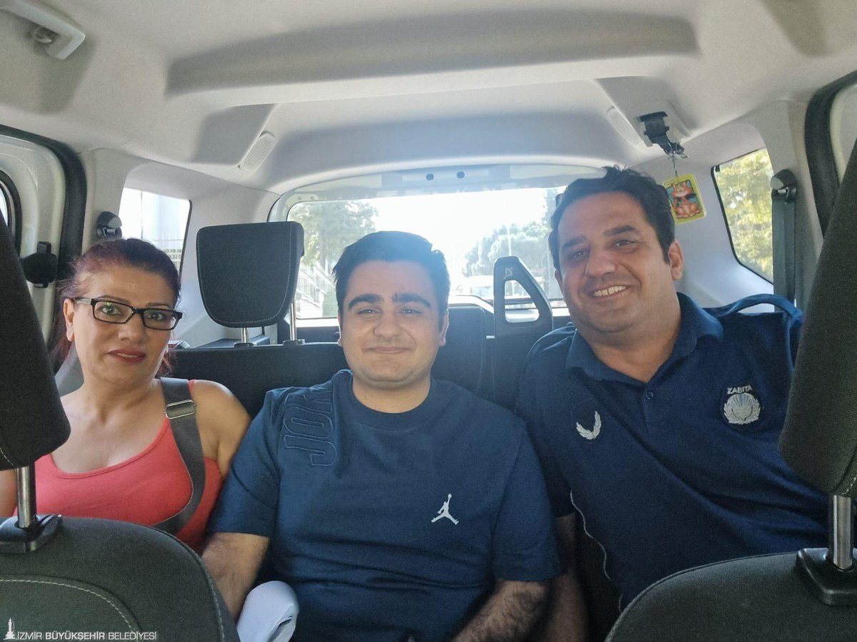 İzmir Büyükşehir Belediyesi zabıta ekipleri, YKS sınavına geç kalan öğrencileri okullarına yetiştirdi.