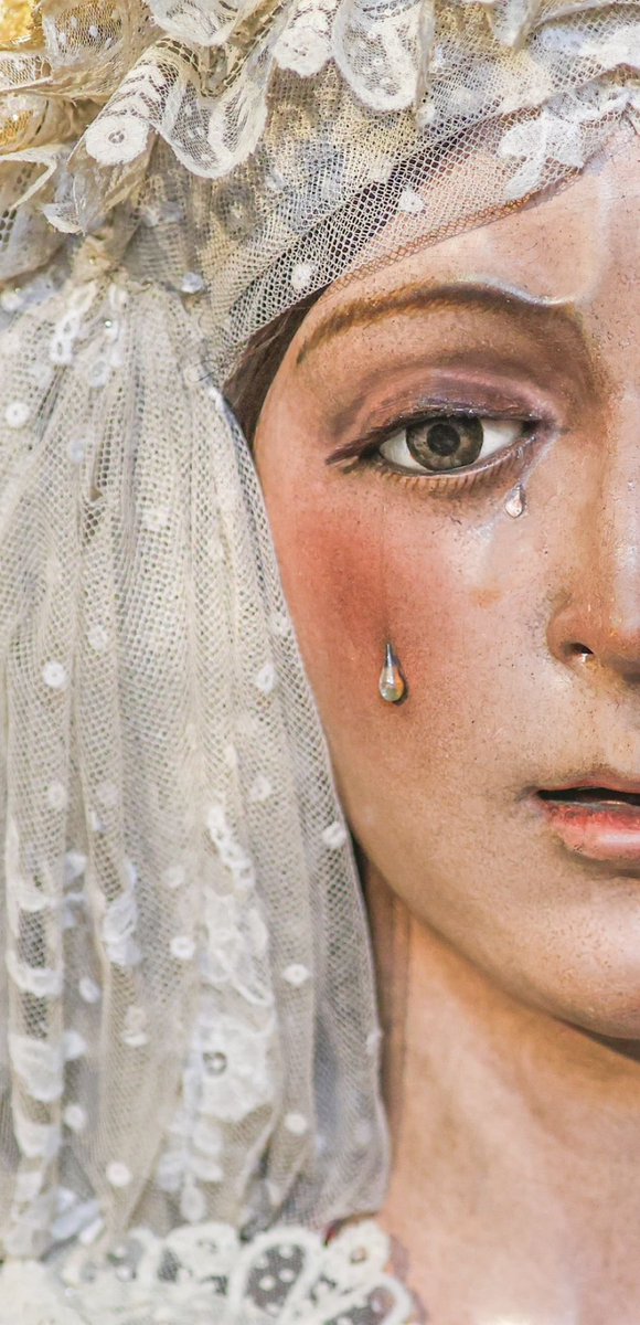 <a href="/Hdad_Macarena/">Hermandad de la Macarena</a> Esta es mi Virgen. Limpiar y cambiar unas pestañas, no cambiarle la expresión. Alguien me dijo una vez que los ojos de la Esperanza brillan diferente y a través de ese brillo, sus devotos podemos “ver” la mirada de nuestros familiares fallecidos. Ahí estaba la de mi madre💚✨.