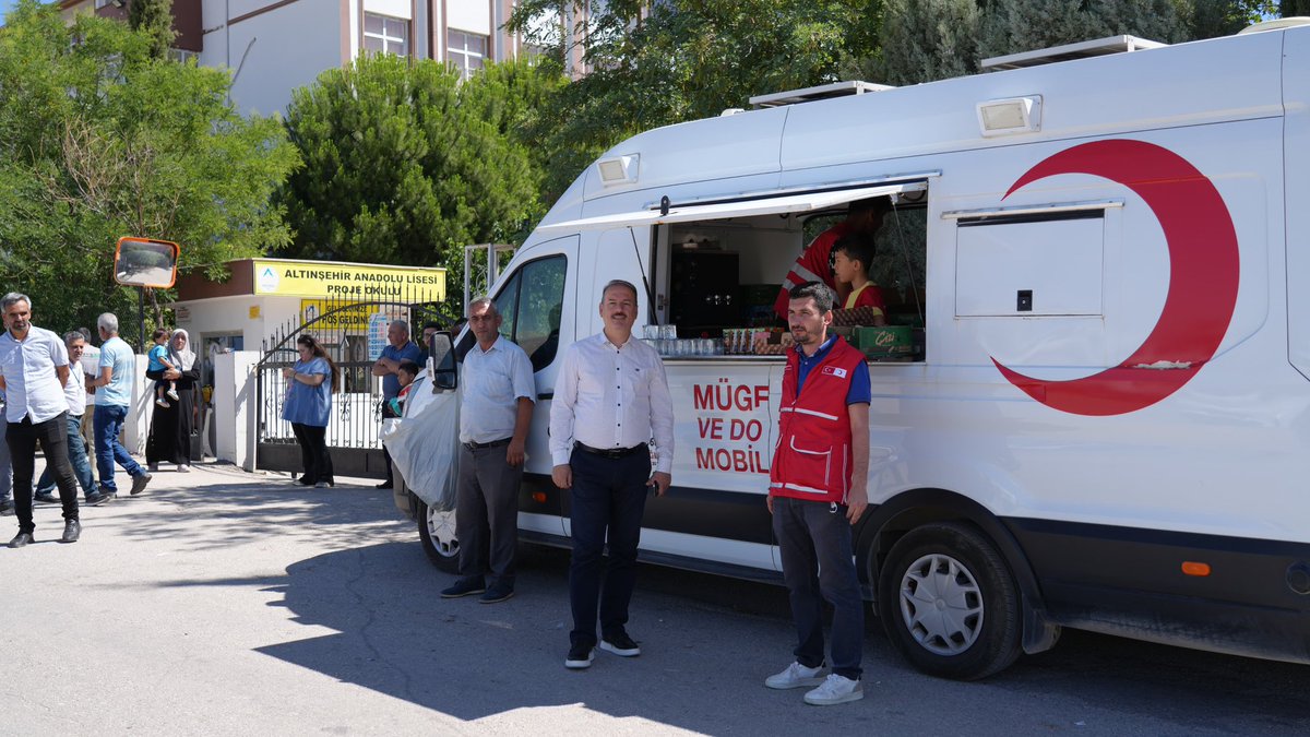 adiyamanmem's tweet photo. Türk Kızılayı Adıyaman Şubesi’ne Teşekkür Ederiz

YKS (Yükseköğretim Kurumları Sınavı) günü öğrencilerimizin heyecanına ortak olan Türk Kızılayı Adıyaman Şubesi, mobil ikram aracıyla Altınşehir Anadolu Lisesi ve Bilgi Anadolu Lisesi önünde öğrencilerimize ve velilerimize çeşitli ikramlarda bulunarak bu anlamlı günde bizleri yalnız bırakmadı.

İl Millî Eğitim Müdürümüz Sayın Ali Tosun da mobil ikram aracını ziyaret ederek gönüllü ekibe çalışmalarında kolaylıklar diledi.

Sınav sabahında verdikleri kıymetli destek ve gösterdikleri örnek duyarlılık için Türk Kızılayı Adıyaman Şubesi’ne teşekkür ediyor, yürüttükleri tüm gönüllü faaliyetlerde başarılar diliyoruz.
@tcmeb @Yusuf__Tekin @adiyamangovtr @ali_tosun77