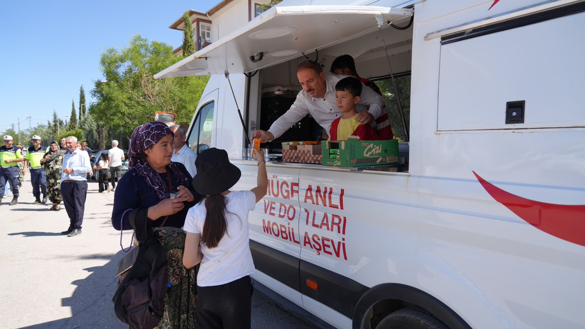 adiyamanmem's tweet photo. Türk Kızılayı Adıyaman Şubesi’ne Teşekkür Ederiz

YKS (Yükseköğretim Kurumları Sınavı) günü öğrencilerimizin heyecanına ortak olan Türk Kızılayı Adıyaman Şubesi, mobil ikram aracıyla Altınşehir Anadolu Lisesi ve Bilgi Anadolu Lisesi önünde öğrencilerimize ve velilerimize çeşitli ikramlarda bulunarak bu anlamlı günde bizleri yalnız bırakmadı.

İl Millî Eğitim Müdürümüz Sayın Ali Tosun da mobil ikram aracını ziyaret ederek gönüllü ekibe çalışmalarında kolaylıklar diledi.

Sınav sabahında verdikleri kıymetli destek ve gösterdikleri örnek duyarlılık için Türk Kızılayı Adıyaman Şubesi’ne teşekkür ediyor, yürüttükleri tüm gönüllü faaliyetlerde başarılar diliyoruz.
@tcmeb @Yusuf__Tekin @adiyamangovtr @ali_tosun77