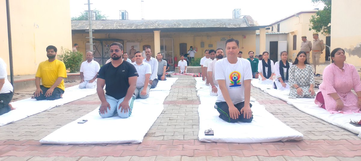 DlsaHathras's tweet photo. Hon'ble district judge wished International Yoga Day on June 21, 2025 from District court, Hathras  International Yoga Day organised programme was organised along a District Court compus, Hathras with judicial offier, employees etc #yogasenyayatak, #YogaDay2025, #nalsaforwellness https://t.co/5NmlbwcbVb