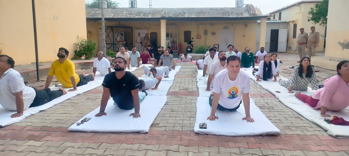 DlsaHathras's tweet photo. Hon'ble district judge wished International Yoga Day on June 21, 2025 from District court, Hathras  International Yoga Day organised programme was organised along a District Court compus, Hathras with judicial offier, employees etc #yogasenyayatak, #YogaDay2025, #nalsaforwellness https://t.co/5NmlbwcbVb
