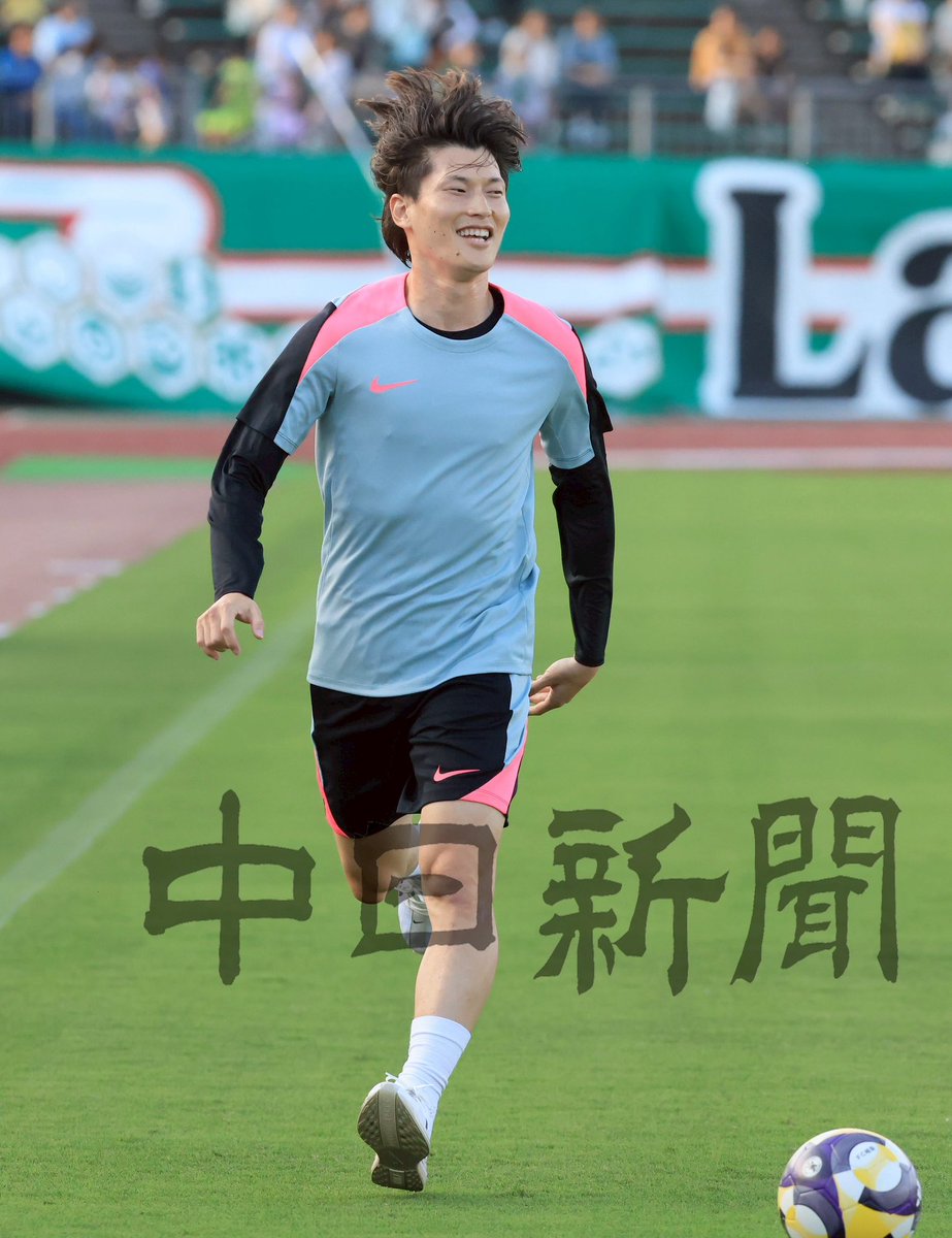 chunichi_gifu's tweet photo. FC岐阜は今日、テゲバジャーロ宮崎と19時から対戦します。

その前に、日本代表FWの古橋亨梧選手が古巣ホームに登場。
子どもたちとサッカーをして会場を盛り上げました。
#fcgifu https://t.co/p1NPDTGKdf