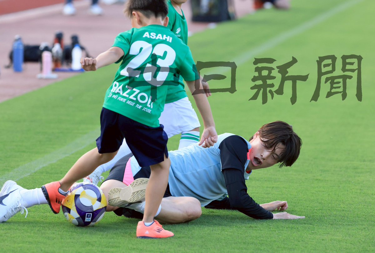 chunichi_gifu's tweet photo. FC岐阜は今日、テゲバジャーロ宮崎と19時から対戦します。

その前に、日本代表FWの古橋亨梧選手が古巣ホームに登場。
子どもたちとサッカーをして会場を盛り上げました。
#fcgifu https://t.co/p1NPDTGKdf