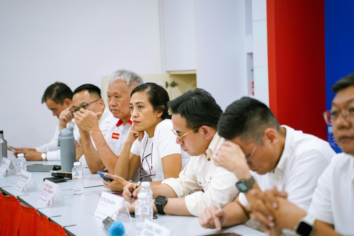 Last night’s PLC Bukit Bendera Dialogue Session was more than just a meeting — it was a moment of reflection, unity, and renewed purpose.

We were honoured to be joined by our DAP Penang State Chairman, Sdr Steven Sim, who led the conversation with clarity and conviction.

Our