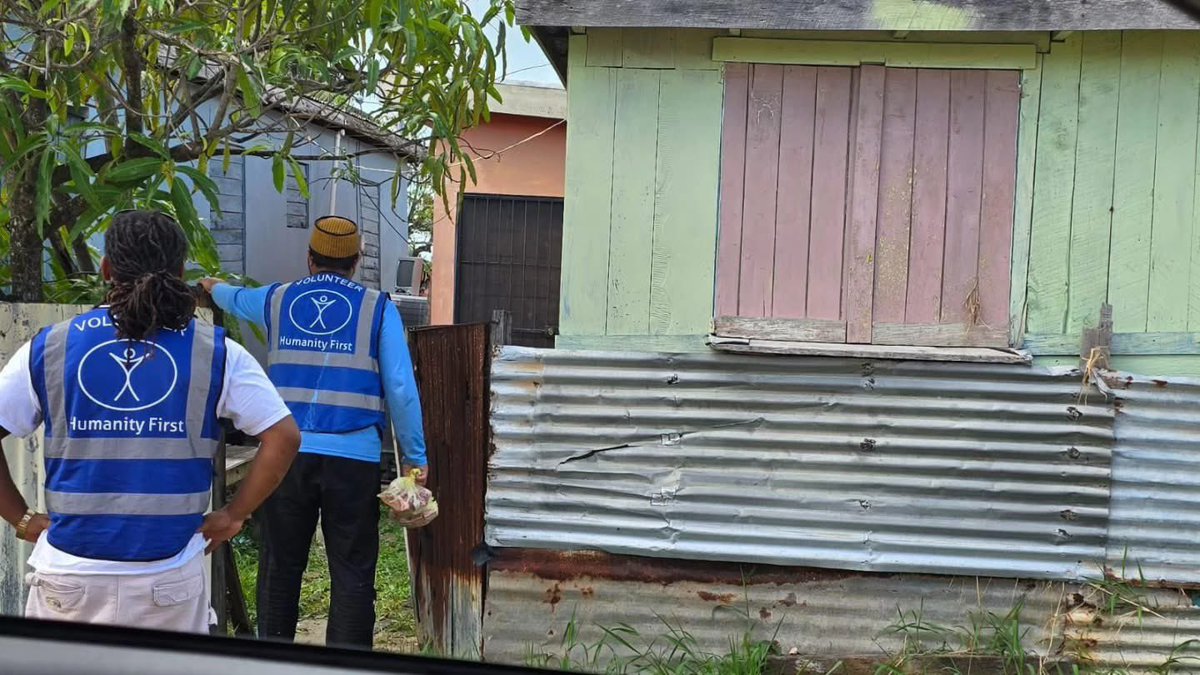 Volunteers reaching vulnerable families with food packs in #Belize