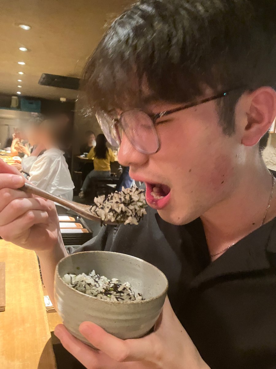 dive_el's tweet photo. 【岐阜・下町の夜、旅の途中でふと出会うごほうび】
移動続きでくたくたの身体に、とうもろこし天ぷらの甘みが染み渡る。 
キリッと冷えた刺身とビールも最高。
あじたまさんも思わずにっこり。 笑って食べて癒された夜。
しんどさを忘れさせてくれる、最高の一皿たちでした。 
#えるだいぶぐるめ https://t.co/G2ZM4KG5yN