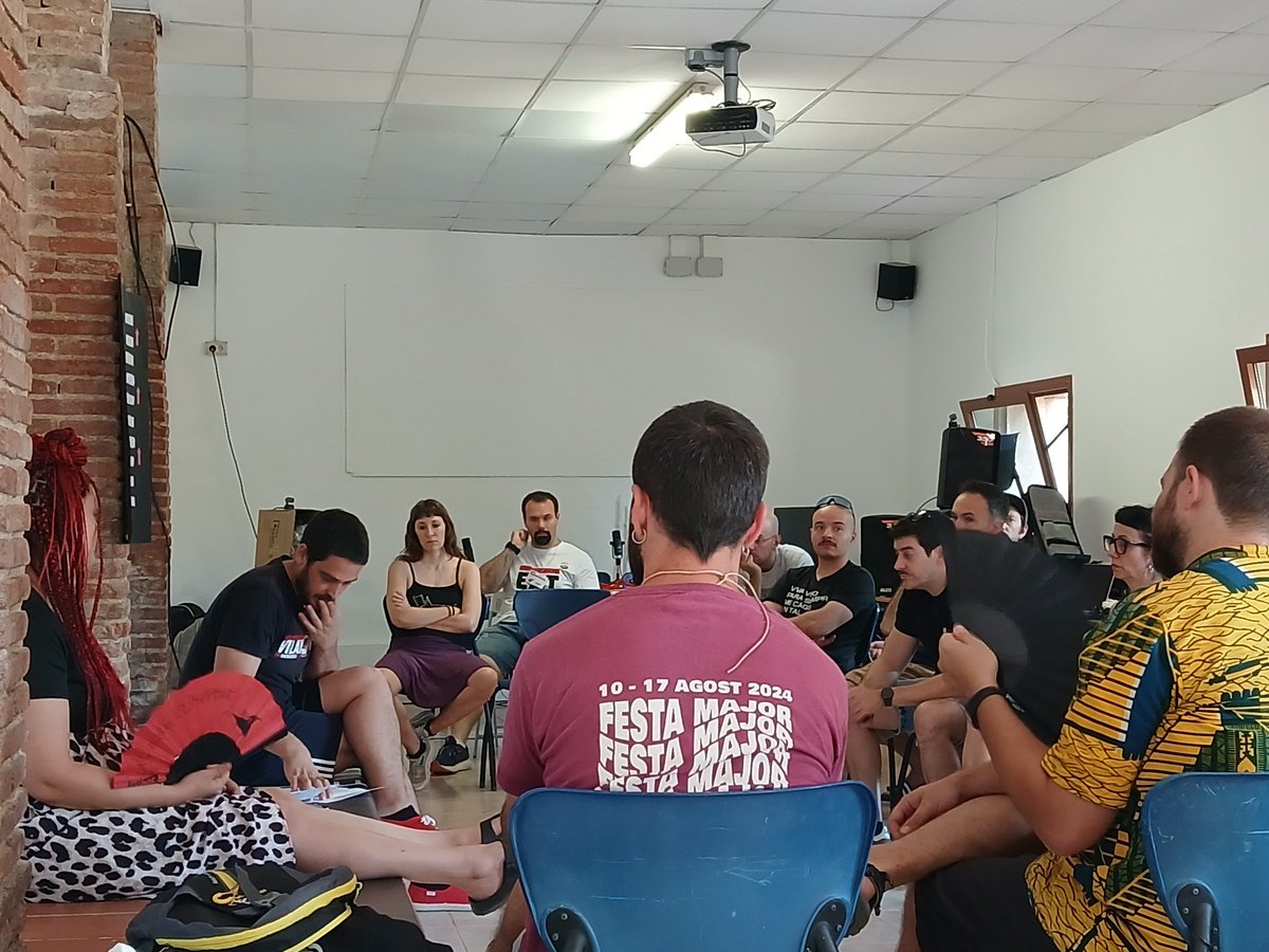 cgtensebcn's tweet image. Estem a l'escola d'estiu de @CGTCatalunya i @SindicatLloguer
Avui les companyes de la Residència Joan 23 fan taller de com organitzar vagues i perquè.
La lluita és l'únic camí!!