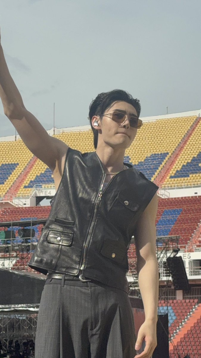 jakeyluvbot_'s tweet image. we are this close to sunghoon 😭😭 #WALKTHELINE_IN_BANGKOK