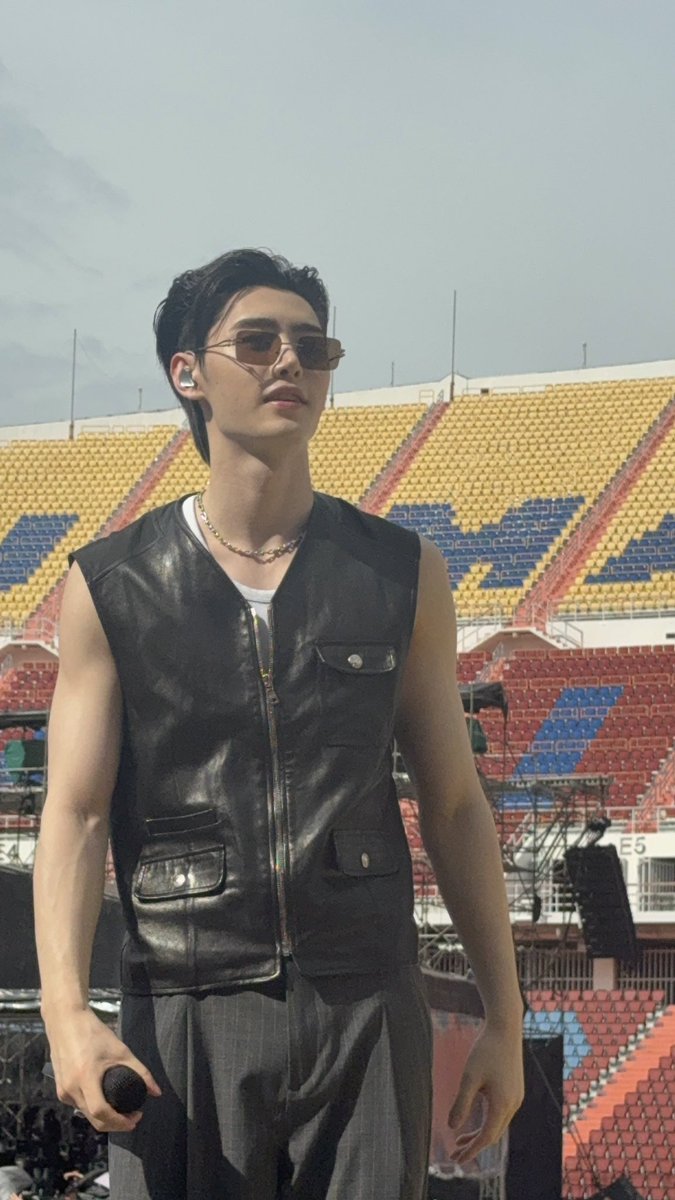 jakeyluvbot_'s tweet image. we are this close to sunghoon 😭😭 #WALKTHELINE_IN_BANGKOK