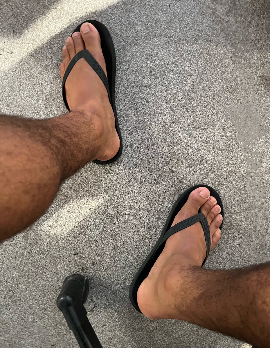 Qui aime les strings de pieds ici ?