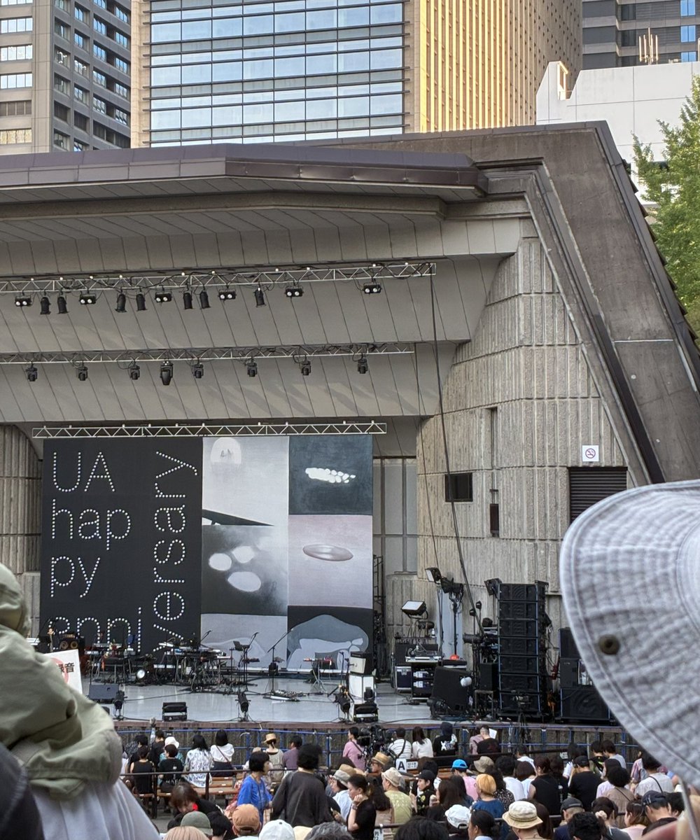 今日は野音でUA 30th Anniversary LIVE♩野音は5月のSION以来だけどこっちはさすがにソールドアウトしてるから人が多く立ち見もたくさん