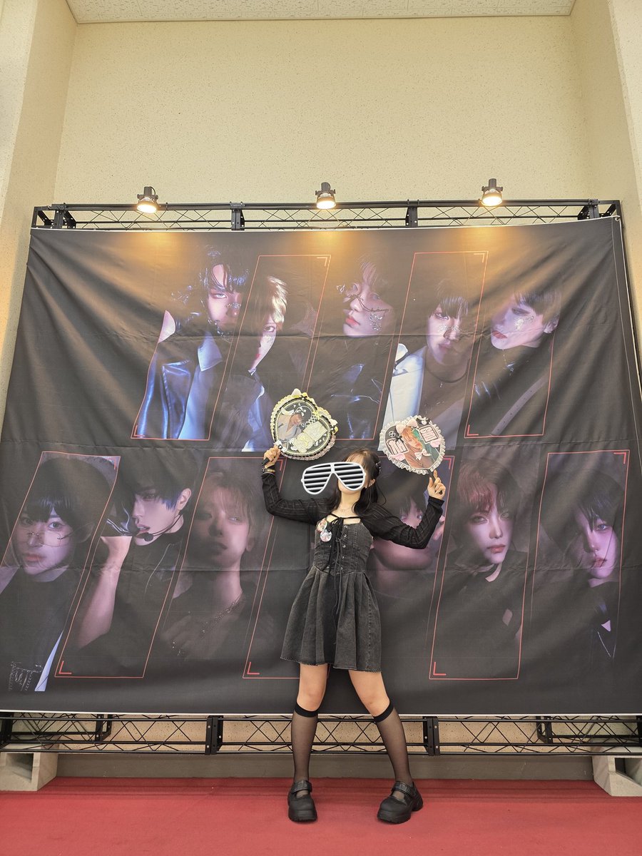 #영겁의_시간을_넘어_너희라는_별을_만나
후아아 시리콘 후기 막차타기🥹🥹

시리콘에 언제나 이기는 브이틱!의 티카1 로 갔다왔습니다 1부에서 다양한 테스타와 2부의 유잼틱 그리고 3부의 머리 쥐어뜯게하는 셋리ㅏ지 😭😭 너무너무 즐거웠답니다 정말 많은 vcr들과 건우의 노래무대까지도 어쩜