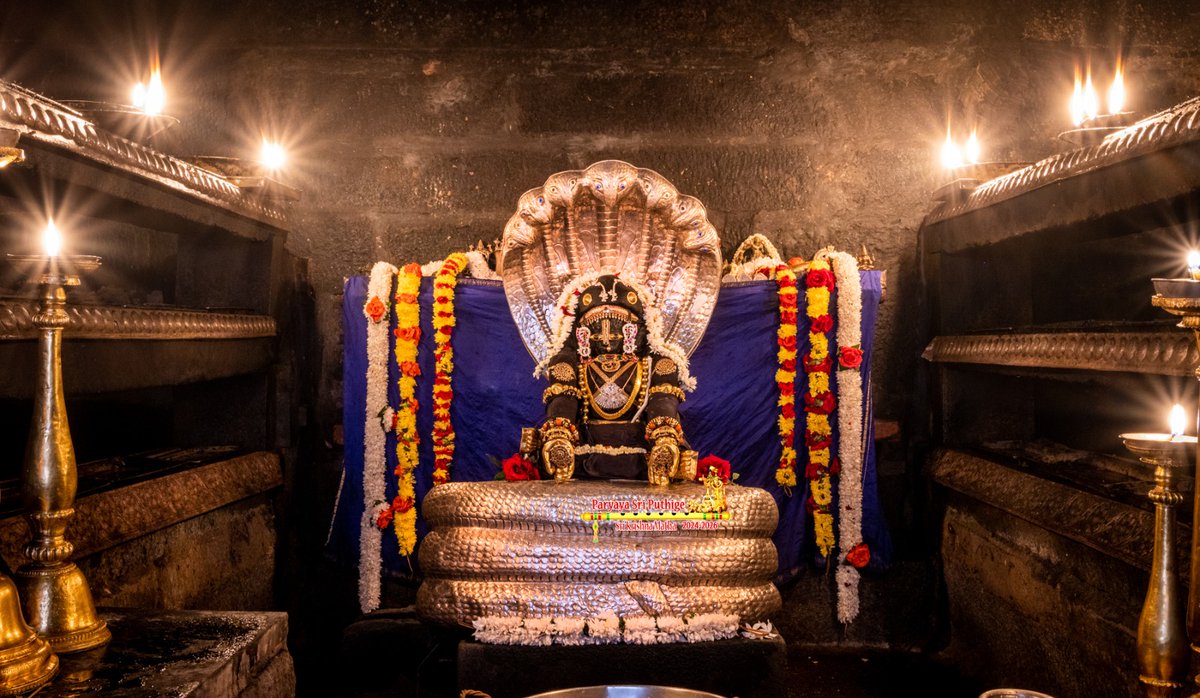 ShriUdupi's tweet photo. *21/06/2025*
*Shree Puthige Vishwa Geeta Paryaaya*
Udupi Shri Krishna Darshanam 
*ಯದ್ಯಾದಾಚರತಿ ಶ್ರೇಷ್ಠ:* ಎಂದು *ಯೋಗಶಾಸ್ತ್ರ ಗೀತೆಯಲ್ಲಿ ಉಪದೇಶಿಸಿದ ಬಾಲಯೋಗಿ ಯೋಗೇಶ್ವರ ಕೃಷ್ಣ ಯೋಗನಿದ್ರೆಯಿಂದ ಎದ್ದು ಯೋಗಾಭ್ಯಾಸ ಮಾಡುತ್ತಾ ವಿಶ್ವಯೋಗದಿನವನ್ನು ಹರಸಿದಾಗ..* ಅಲಂಕಾರ
Yogeshwara Krishna https://t.co/qyNAdDeghe