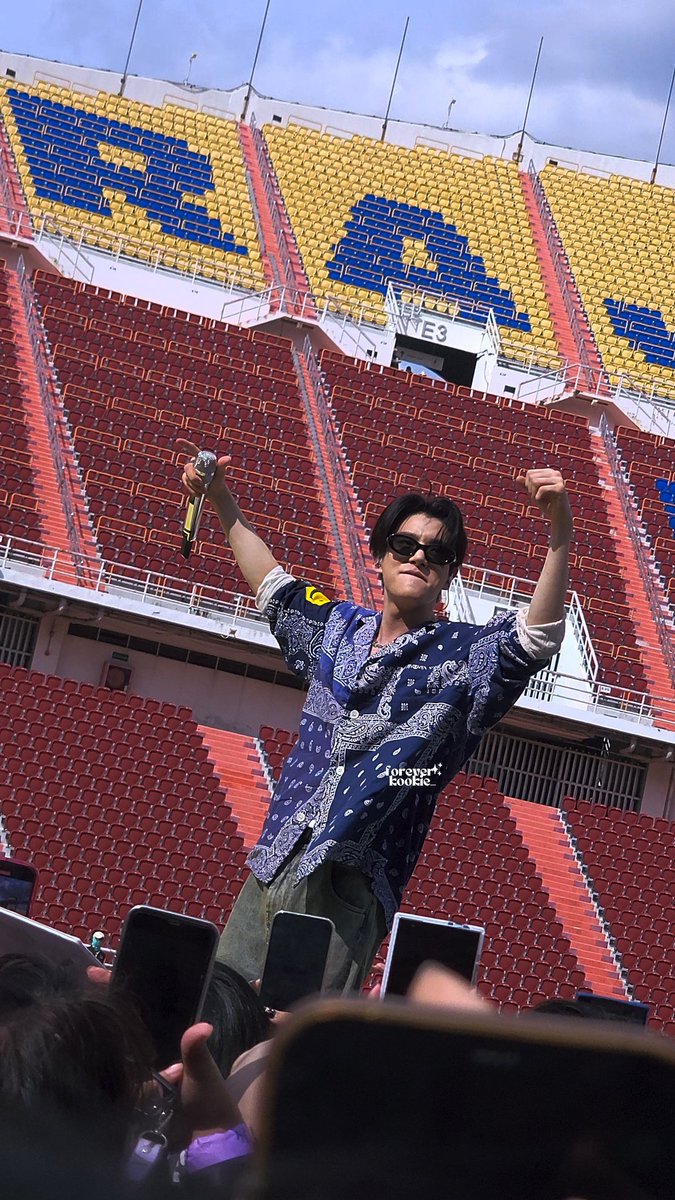 foreverkookie_'s tweet image. jake walk the line in bangkok sound check ❤️

#WALKTHELINE_IN_BANGKOK