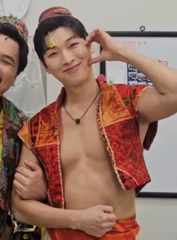 주먹 꼬옥 쥐고 잇는거까지 봐줘야해,,