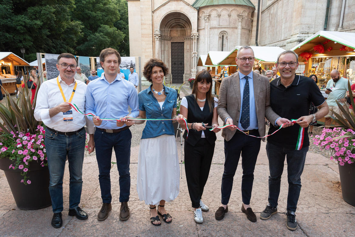 ProvinciaTrento's tweet photo. Si è aperta ufficialmente “La Corte dei Mastri”, la vetrina dell'artigianato trentino presente alle #FesteVigiliane di Trento.
Gli assessori #FrancescaGerosa e @robertofailoni: “Un omaggio al settore nel cuore delle Feste Vigiliane".

https://t.co/u0xcqmPWZg https://t.co/cbAaT2f4Bw