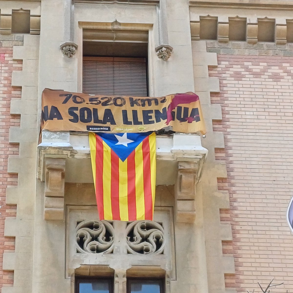 El català és la nostra llengua.

Ha estat la nostra llengua durant més de 1000 anys.

La mantindrem viva 1000 anys més.

#UnaSolaLlengua
#Independència
#SomANC💪🏽